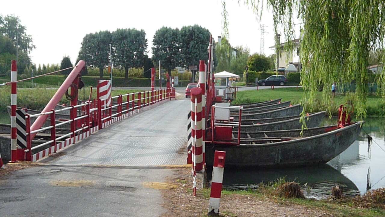 Brücke aus Kähnen